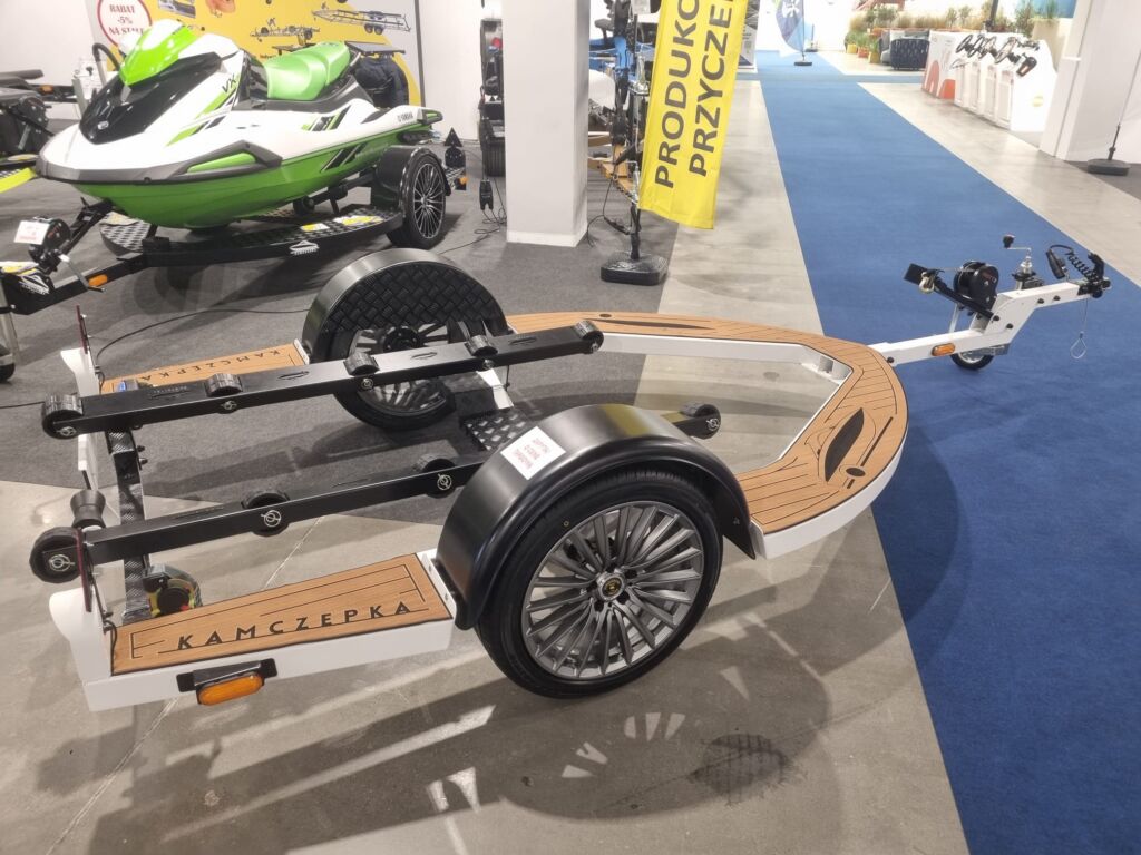 Pod Skuter KamCastom Felgi  18 Obniżona VIP PODESTY Z PIANEK BIAŁA